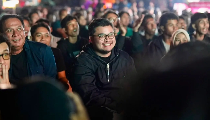 Berbaur dengan Warga, Mas Dhito Nobar Timnas Juara FIFA ASEAN Cup 2026